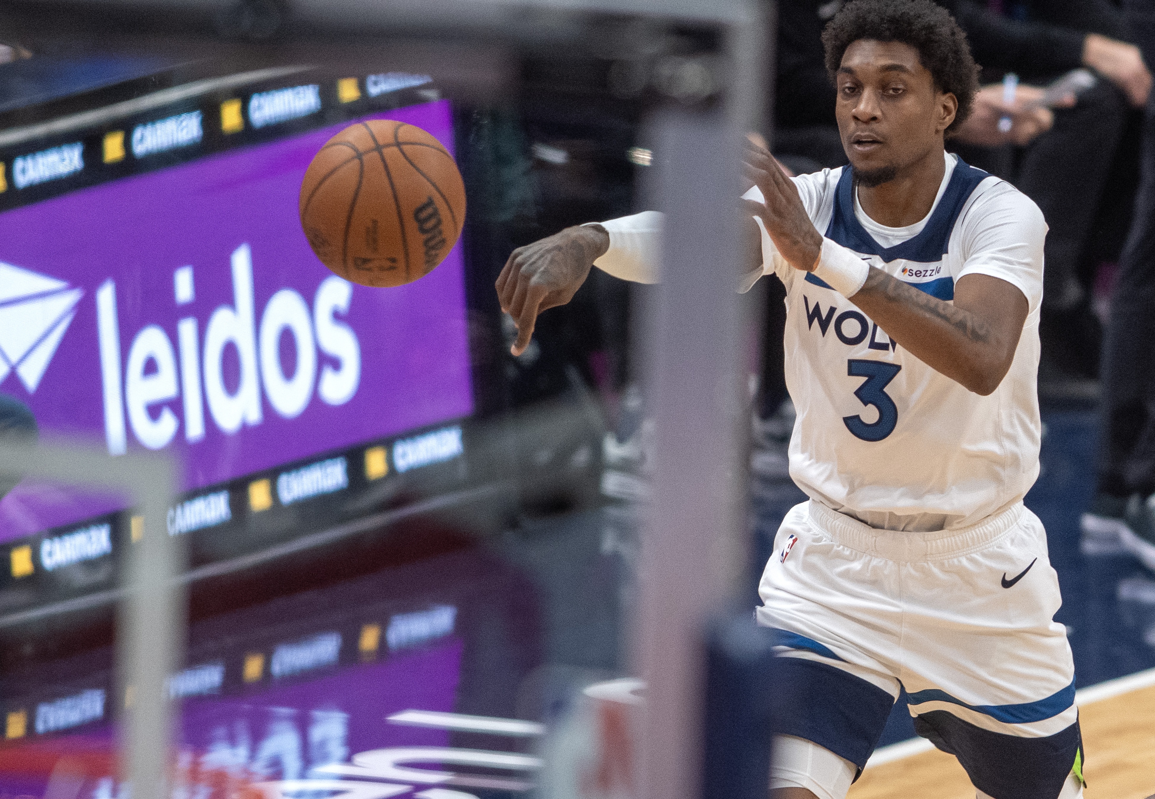 搜狐体育-根本顶不住！森林狼半场万箭齐发&amp;三分21中13 命中率高达61.9%