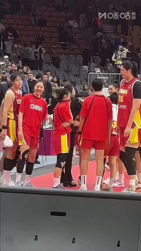 nba搜狐-郑薇赛后拥抱中国女篮全队 王思雨落泪 张子宇拥抱安慰